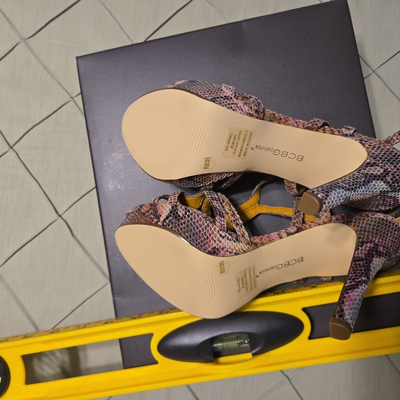 BCBG heels, multicolored  size 8.5M - Picture 11 of 15